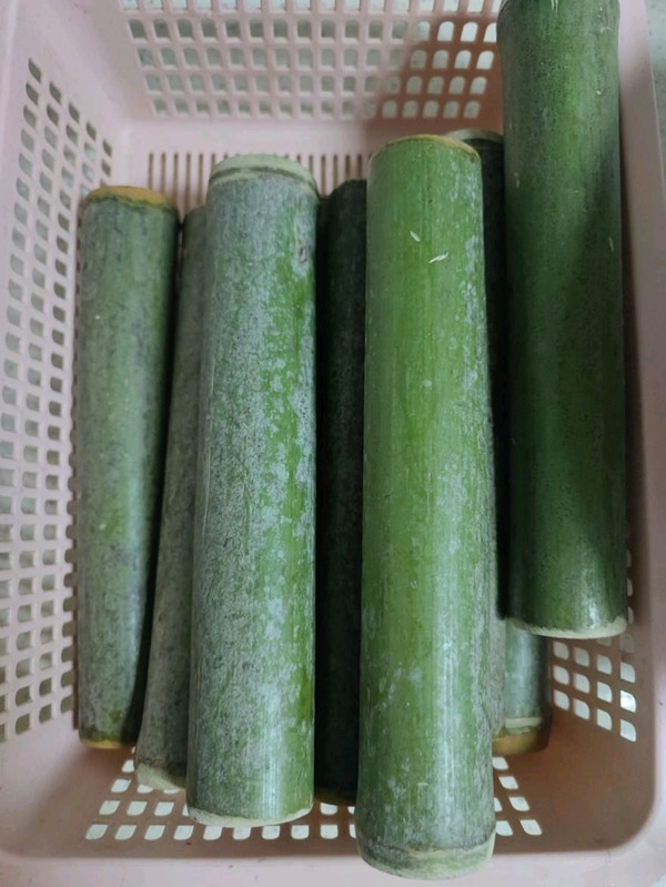 五步完成竹筒粽乌米粽