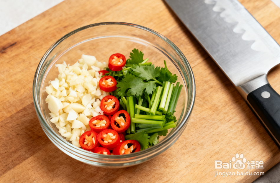 皮蛋豆腐的凉拌技巧：嫩滑入味，调料简单不复杂