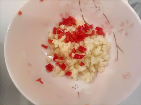 凉拌香辣蒜香松花皮蛋