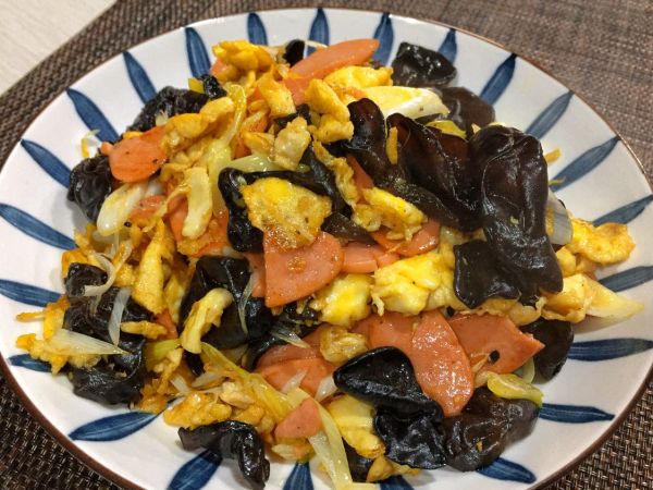 火腿肠黑木耳炒蛋