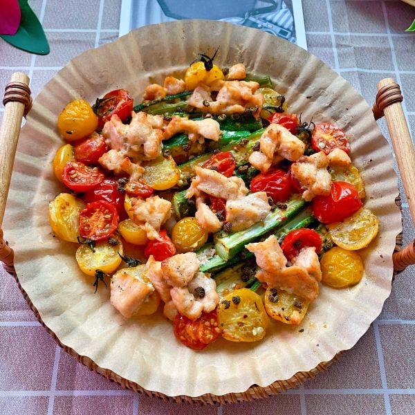 青花椒盐风味三文鱼蔬菜沙拉空气炸