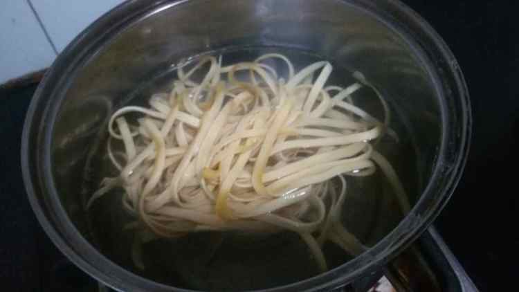 简单又美味的凉拌豆腐皮,看完你就知道!