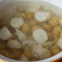 贡茶店里的健脾补肾甜品——山药栗子红枣甜汤