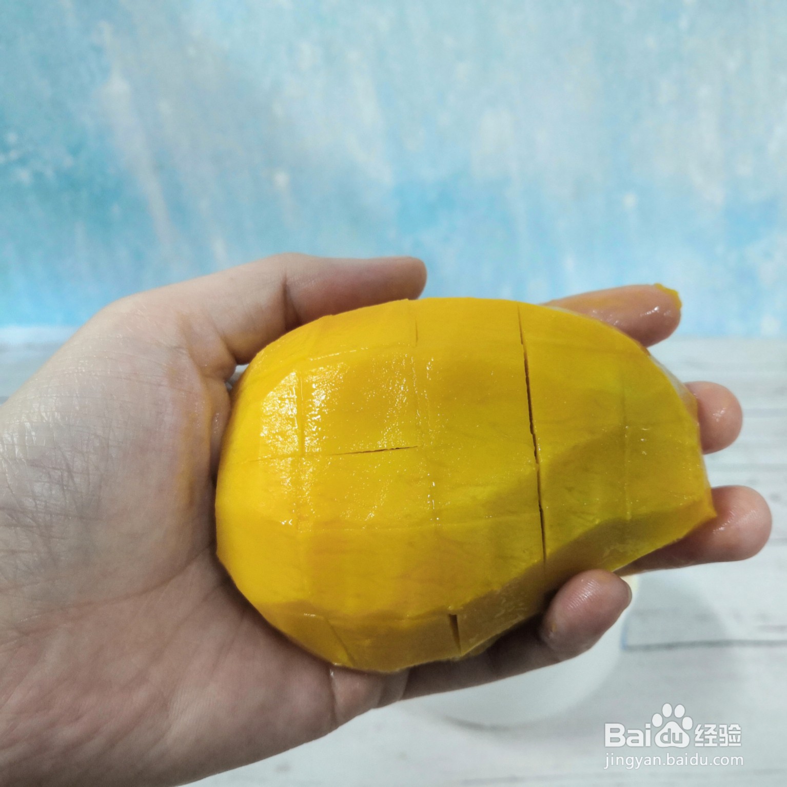 怎么把芒果切成格子小块？