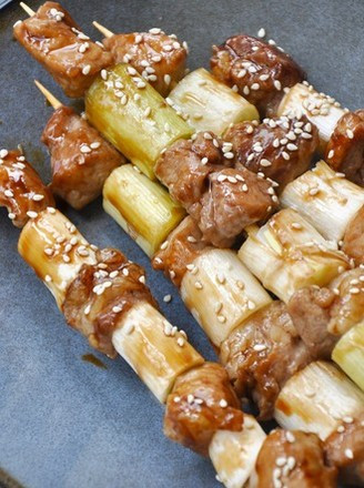 简单快手的串烧,稍偏甜的日式口味,不喜欢大葱的,可以换成香菇,洋葱