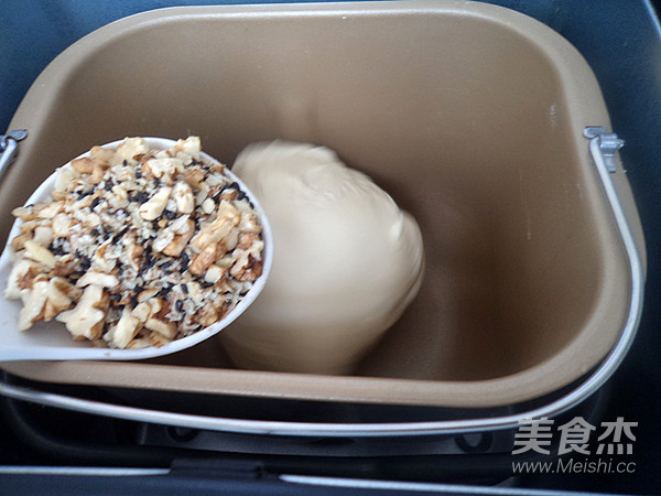 黑芝麻核桃面包