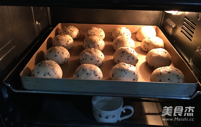 椰香黑芝麻面包