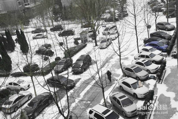 冬季驾车出行 检查轮胎很重要