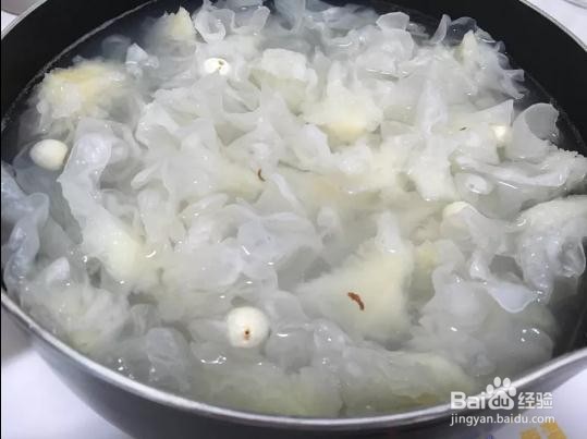 银耳莲子百合红枣枸杞汤的做法