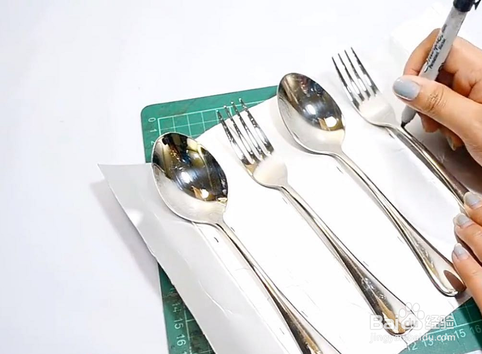 生活小妙招,喝完的奶盒的做成餐具收纳盒很实用