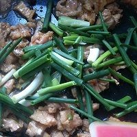 如何制作美味的葱爆五花肉