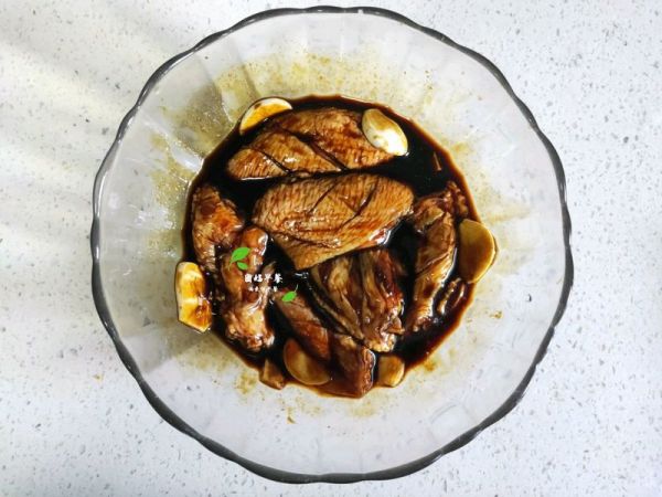 吮指蒜香烤鸡翅