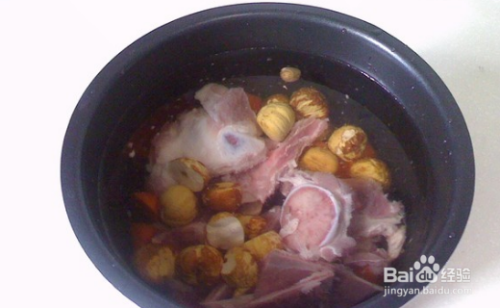 栗子煲猪骨汤的做法