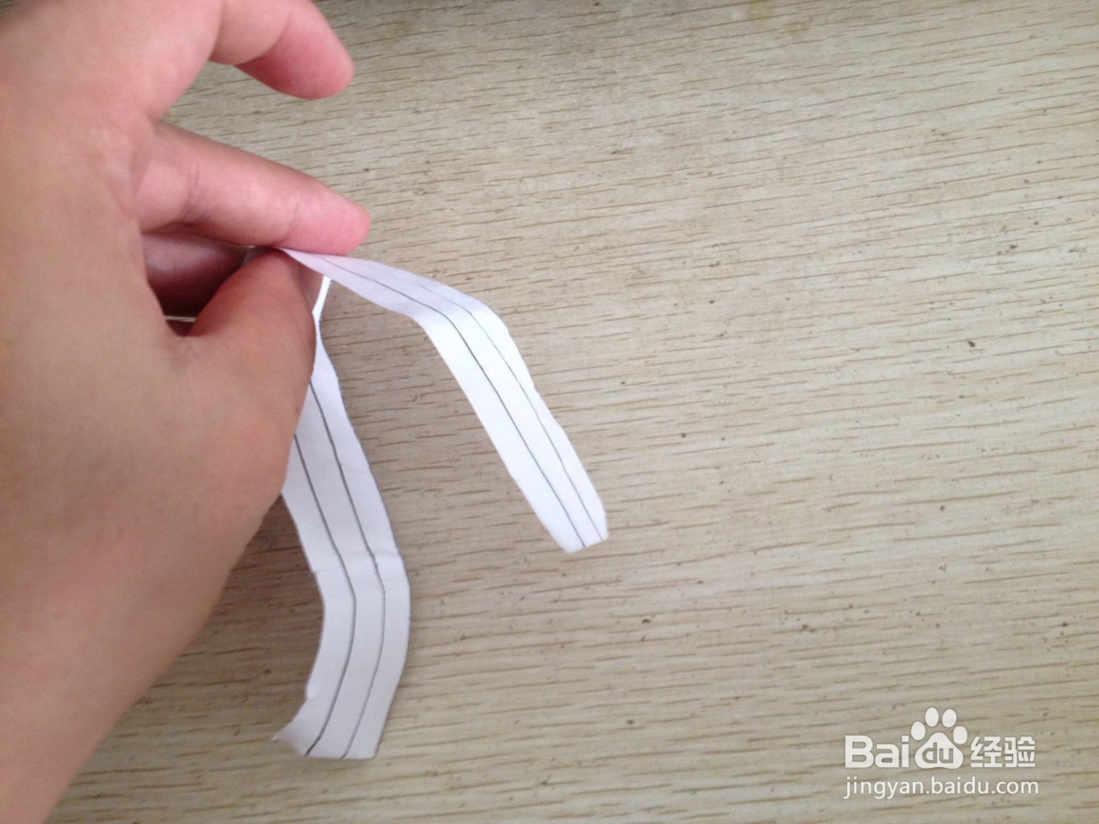 如何用一张纸条做可以支撑两支中性笔的简易支架