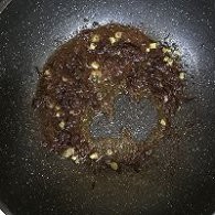 制作牛肉酱拌面