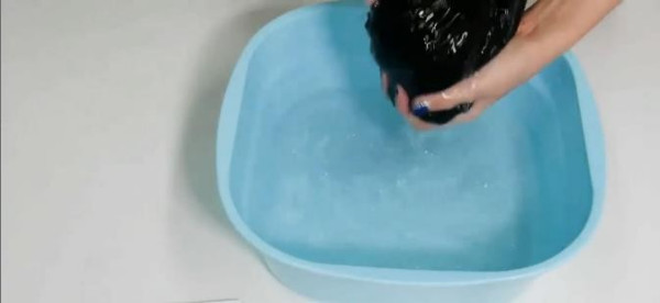 黑色裤子上有白边洗完后变黄了 如何清洗