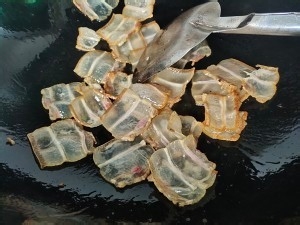 健康养生佳品青椒炒腊肉的做法