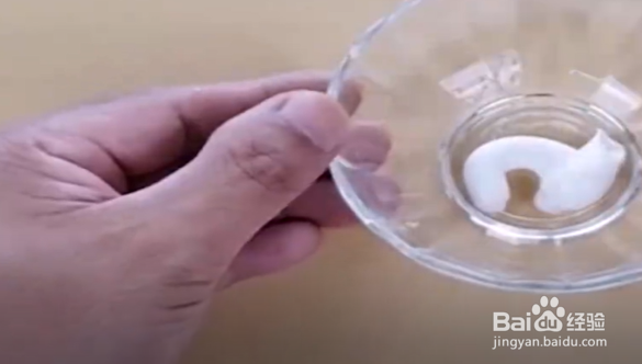 如何用小苏打清理水垢和冰箱的霉斑