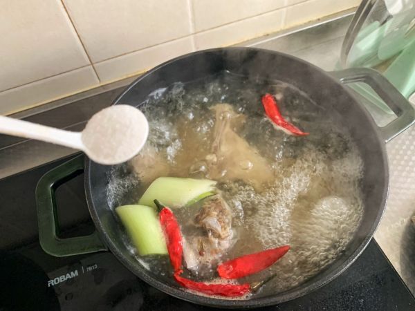 上大骨头炖酸菜