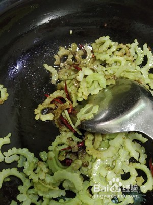 食补养生六味干煸苦瓜的做法