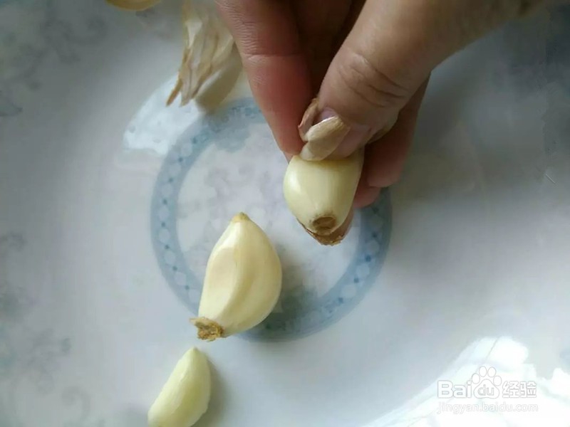 怎样快速剥大蒜?/超实用的剥蒜技巧