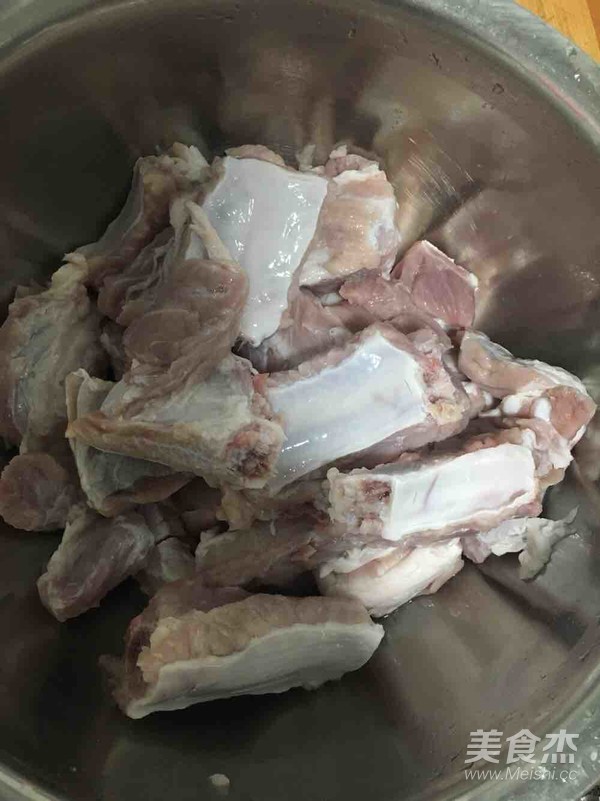 土豆炖排骨的做法