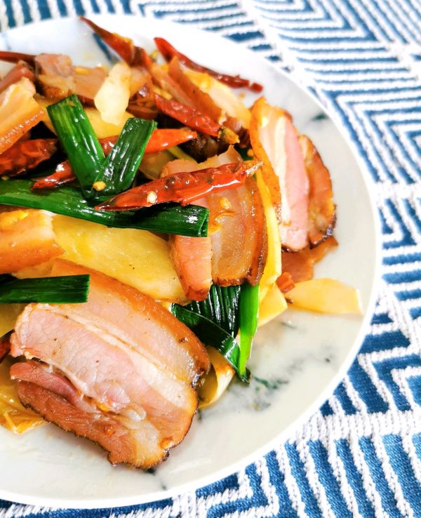 蒜苗鲜笋爆炒烟熏肉