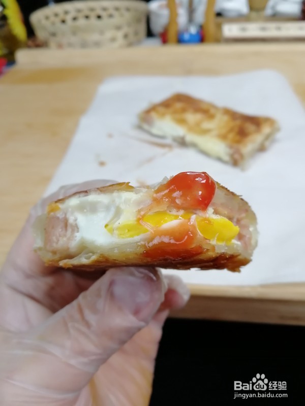 芝士火腿午餐肉鸡蛋手抓饼的步骤