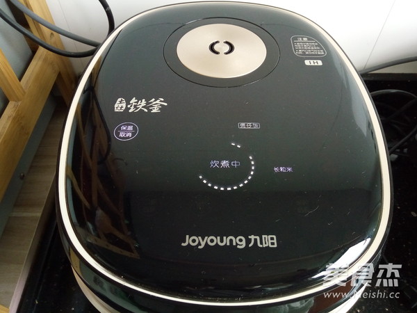 广式腊肠煲仔饭