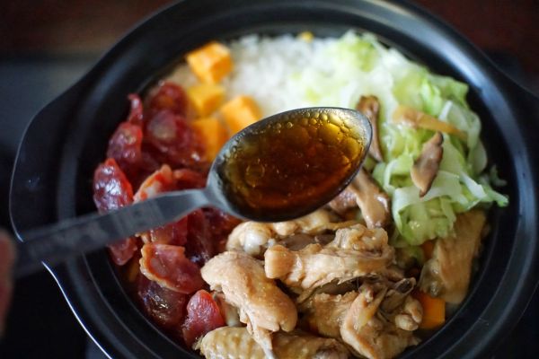广式腊味滑鸡煲仔饭