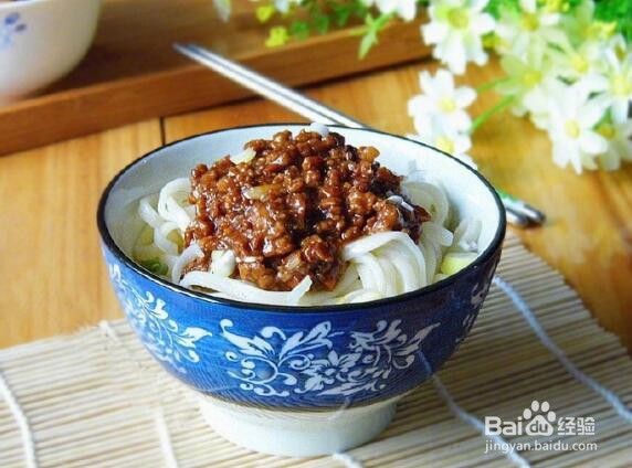 【私房炸酱面】教大家一种炸酱面的简单做法