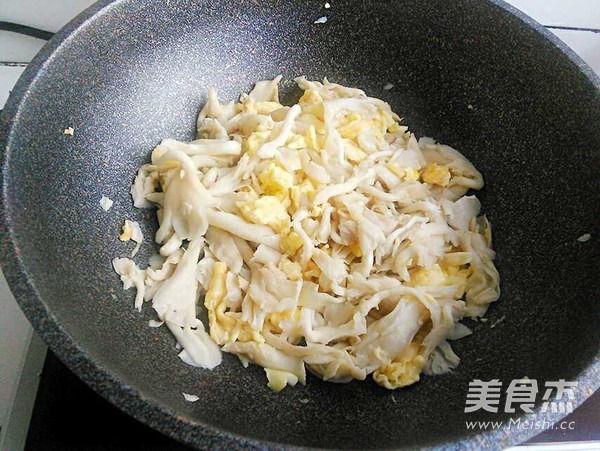 鸡蛋炒黄蘑的做法