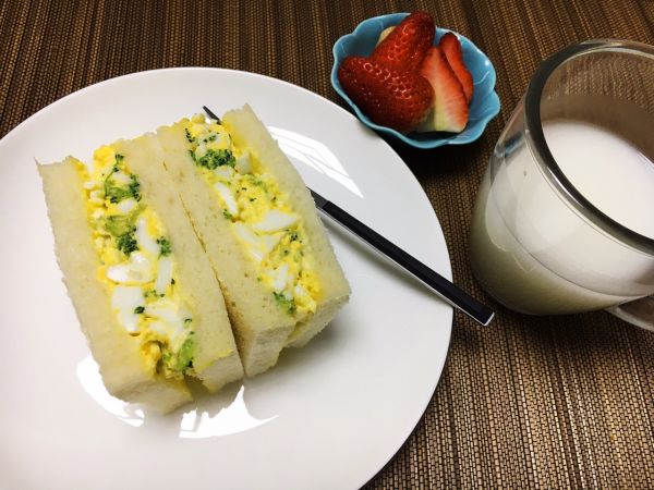 鸡蛋西兰花三明治