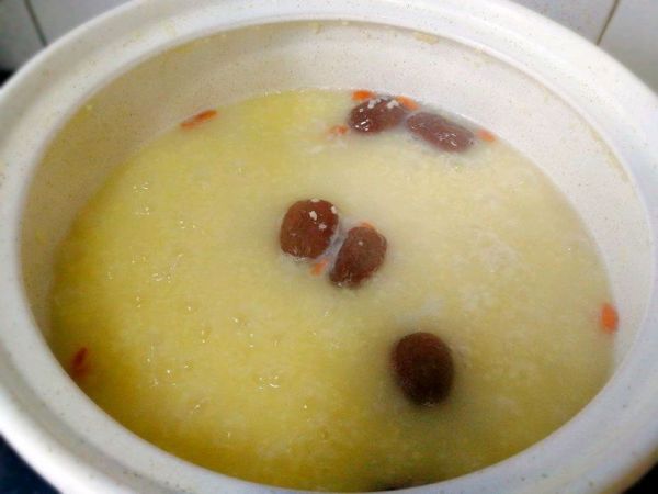 南瓜豆沙包、红枣小米粥