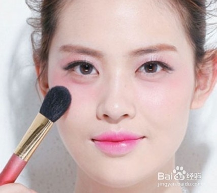 教你如何化出咬唇妆 桃花眼