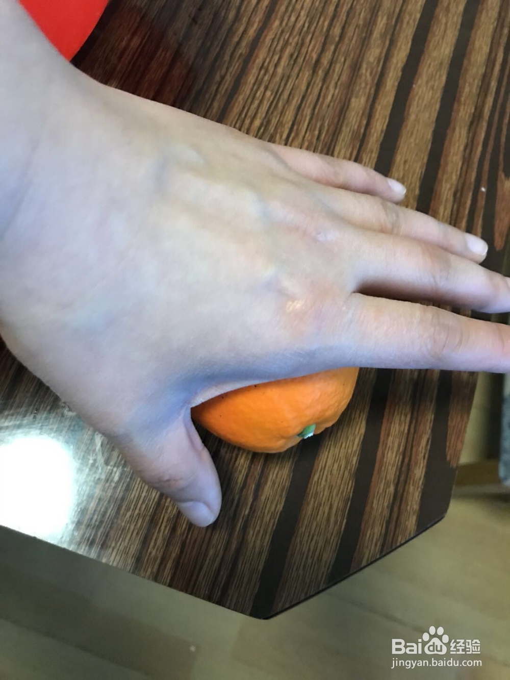 <b>用勺子剥出完整橙子的方法</b>