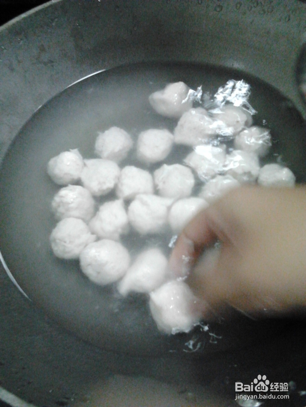如何制作水发鱼肉丸。