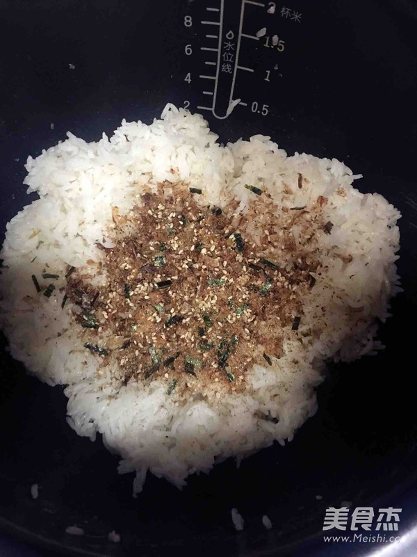 鲣鱼松饭团的做法
