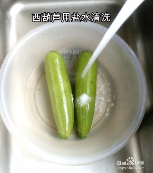 如何做一道凉拌西葫芦。