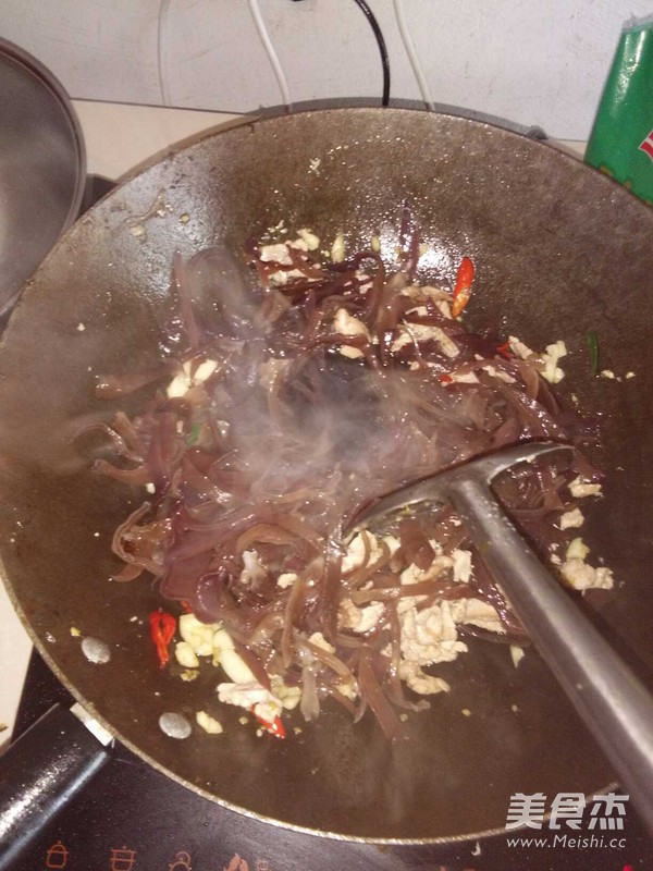 木耳炒肉的做法
