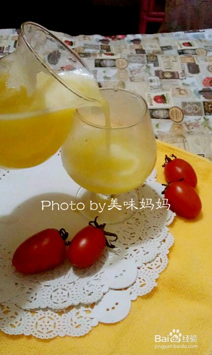 在家自制健康菠萝果汁给孩子喝