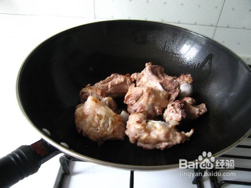 怎样做一款应季的靓汤--粉藕棒骨汤