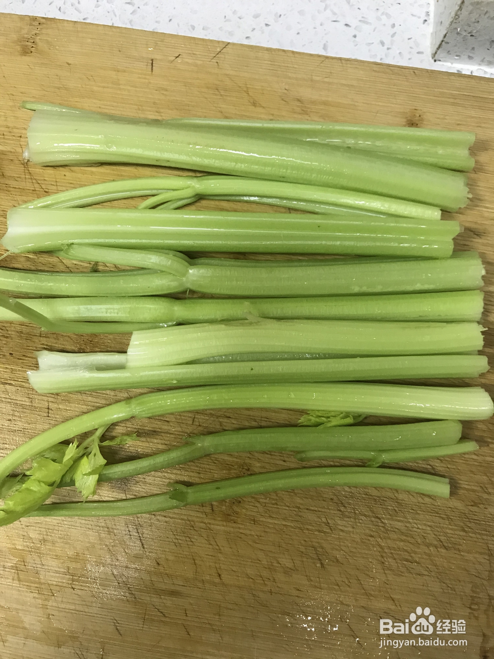 香气满满的西芹腐竹花生