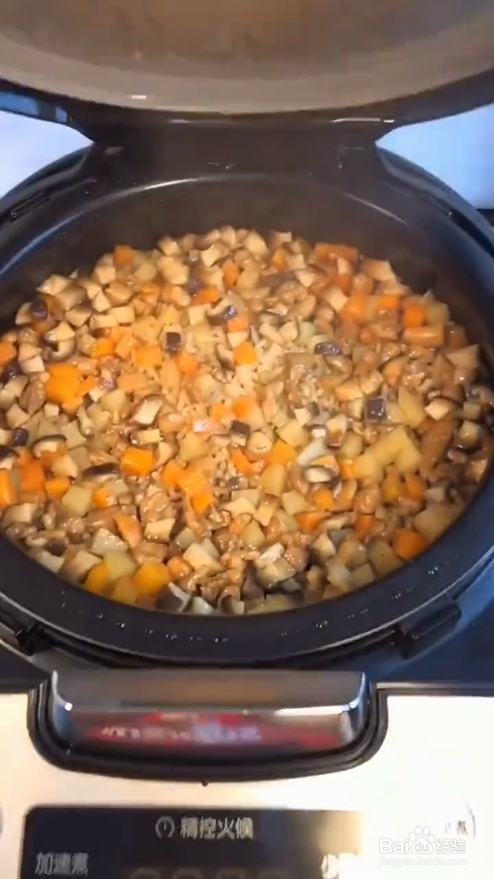 如何制作鸡腿肉焖饭