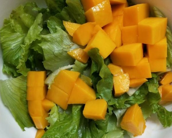 芒果虾仁坚果沙拉