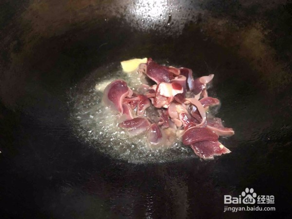 蒜苗炒鸭肫的做法