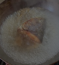 三文鱼头炖豆腐的做法