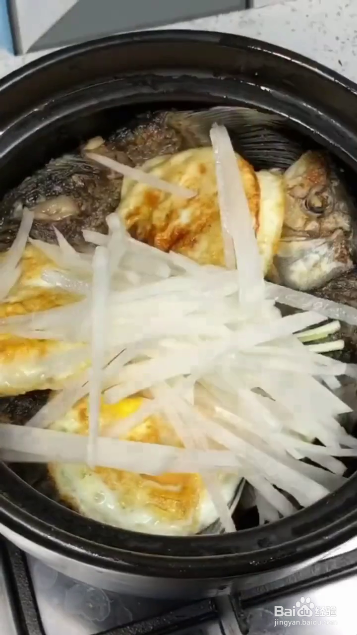 如何制作好吃的萝卜丝煎蛋鲫鱼汤