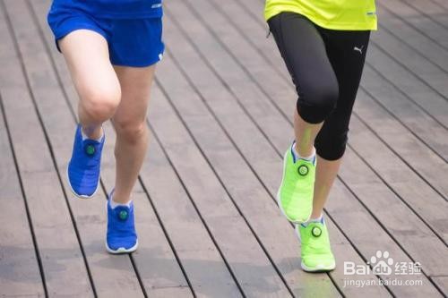 膝盖积液怎么回事