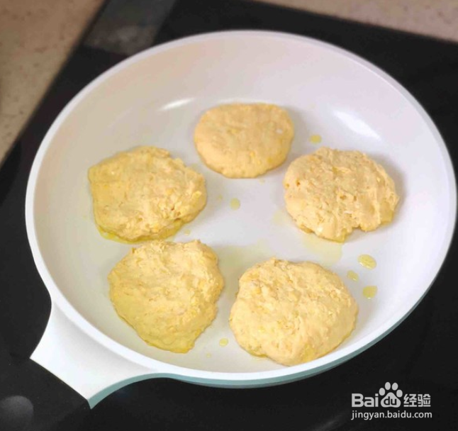 油煎玉米粑粑的做法